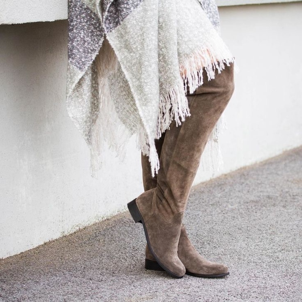BN le chateau grey suede boots